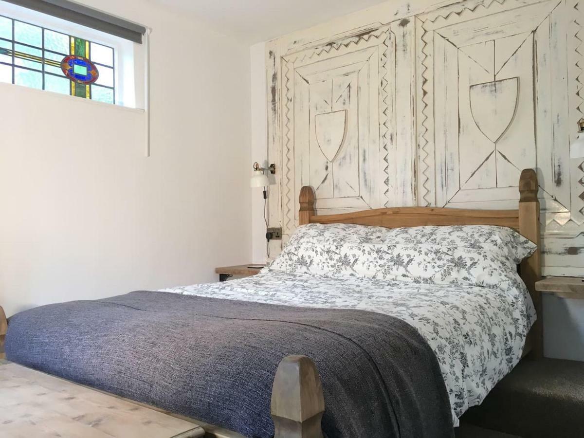 The Hideaway - A Charming, Unique Retreat In Long Ashton,