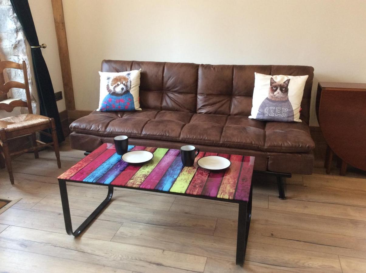 The Hideaway - A Charming, Unique Retreat In Long Ashton,